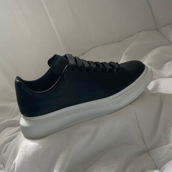 Men’s Bicolor leather low-top sneaker - Picture 2 of 3